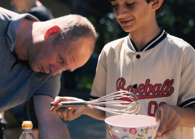 Een verzameling beelden van deelnemers en begeleiders die samen plezier maken, leren en nieuwe ervaringen opdoen tijdens kampactiviteiten in de buitenlucht.