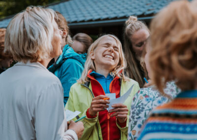 Een verzameling beelden van deelnemers en begeleiders die samen plezier maken, leren en nieuwe ervaringen opdoen tijdens kampactiviteiten in de buitenlucht.