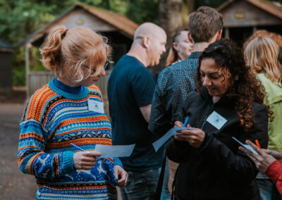 Een verzameling beelden van deelnemers en begeleiders die samen plezier maken, leren en nieuwe ervaringen opdoen tijdens kampactiviteiten in de buitenlucht.
