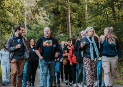 Een verzameling beelden van deelnemers en begeleiders die samen plezier maken, leren en nieuwe ervaringen opdoen tijdens kampactiviteiten in de buitenlucht.