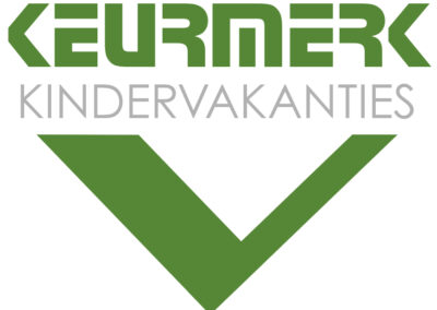 Het logo van Keurmerk Kindervakanties, met groene en grijze tekst en een gestileerd vinkje als symbool voor goedgekeurde kwaliteit en veiligheid.